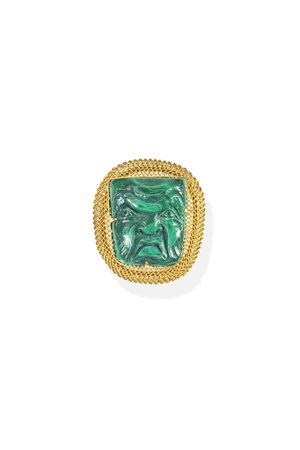 SPILLA in oro giallo, lavorata a cestito, al centro grande malachite incisa a...