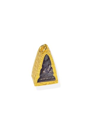 CIONDOLO in oro giallo 22 Kt, inciso con decori indiani; al centro budda in...