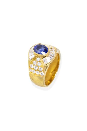 ANELLO in oro giallo, anni '90, al centro zaffiro Ceylon taglio ovale di ct...