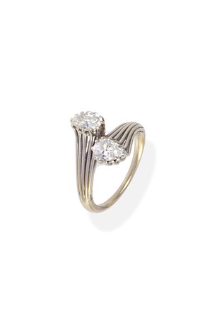 ANELLO in oro bianco, a contrarié, gambo a fili, con due gocce di diamanti...