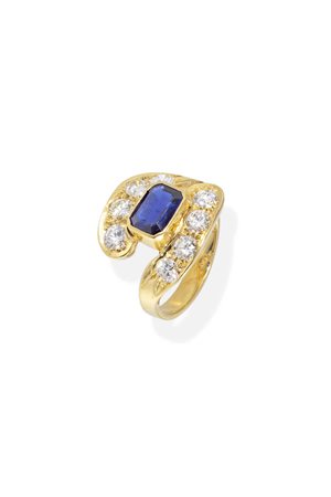 ANELLO in oro giallo, modello contrarié, con al centro gemma blu sintetica e...