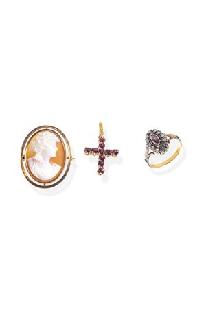 LOTTO DI TRE GIOIELLI composto da: -spilla in oro giallo con cammeo inciso...