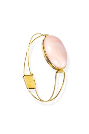 BRACCIALE rigido, in oro giallo, con al centro grande corallo rosa...