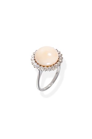 ANELLO in oro bianco, sommità con al centro corallo rosa cabochon di mm 13,5,...