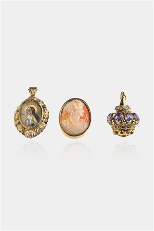 LOTTO DI TRE GIOIELLI in oro giallo: - spilla con cammeo inciso raffigurante...