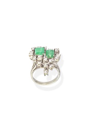 ANELLO in oro bianco, anni '60, sommità a cespuglio, con due smeraldi taglio...