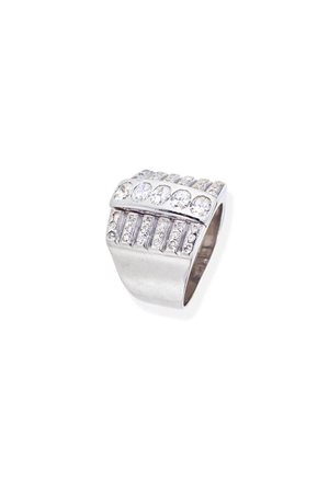 ANELLO in oro bianco, sommità piatta, con fila centrale di diamanti taglio...