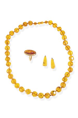 DEMI-PARURE composta da: - collana con sfere sfaccettate di ambra trattata...