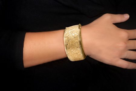 Manifattura orefice Tosto - Bracciale rigido in oro giallo con decoro di trifogli satinati lungo tutto il corpo del bracciale, doppia chiusura di sicurezza