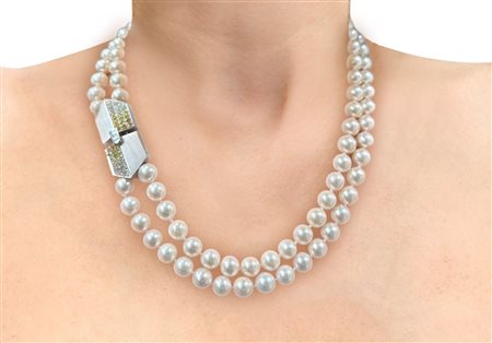Collana a due fili di perle giapponesi con chiusura in oro bianco 750 e diamanti naturaly fancy color /color B w bianchi