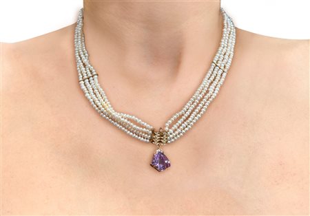 Collana a 4 fili in perle tenuti insieme da barrette in oro giallo con pendentif che funge da sustain oro giallo 18 kt, diamanti taglio brillante e ametista