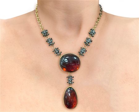 Collana con doppio medaglione in ambra