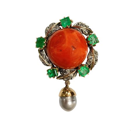 Spilla in oro con corallo rosso al centro foglie con diamanti e cinque smeraldi