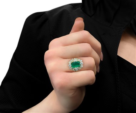 Anello in oro giallo 750 con smeraldo rettangolare centrale e ghiera di brillanti taglio diamante e taglio baguette