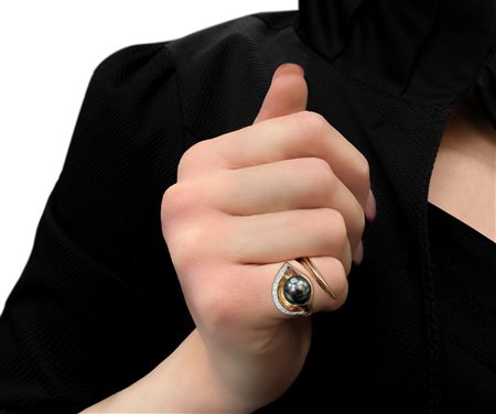 Anello calla, in oro, brillanti e perla nera Thaiti