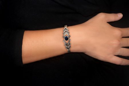 Bracciale d'epoca rigido in oro giallo basso titolo 500 con diamanti taglio antico e zaffiro centrale