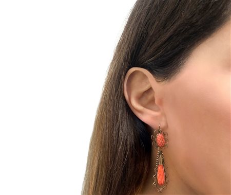 Orecchini antichi con pendenti in oro 14 kt e corallo