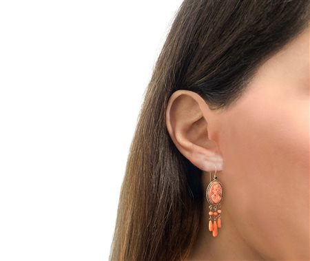 Orecchini in oro giallo 14 kt con camei in corallo entro medaglioni e coralli pendenti e zaffiro sulla parte sommitale dei medaglioni