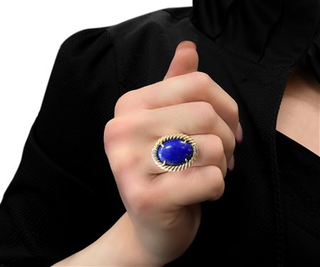 Anello da cocktail in oro giallo 14 kt con lapislazzulo centrale