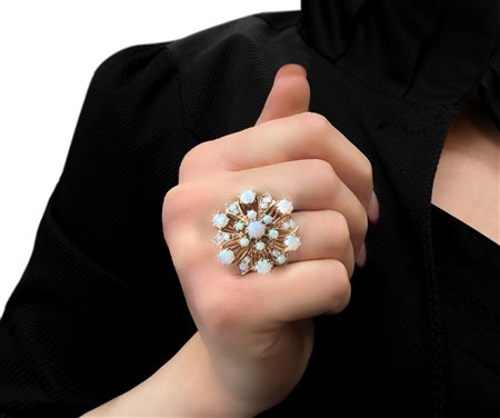 Anello in oro 14 kt a motivo floreale con opali taglio rotondo