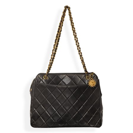 Chanel - Borsa a spalla in pelle nera caviar trapuntata con metalleria dorata chiusura con mark sun e manici con catena, 90s