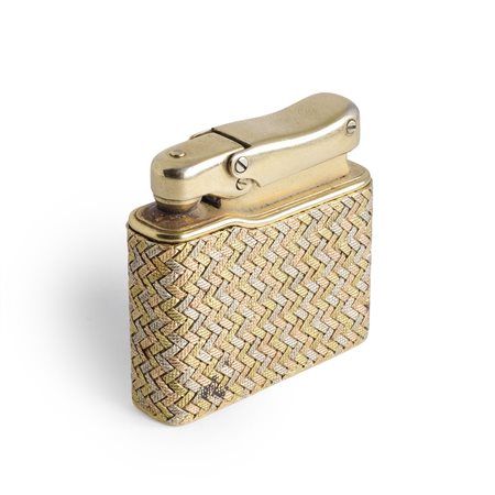 Accendino  con astuccio in oro 750  bicolore intrecciato.