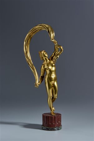  
Dea della Fortuna. Antonio Susini (Firenze, 1558-1624) Attribuito. Da un modello perduto di Giambologna. Firenze XVII secolo. Bronzo dorato al mercurio 
 La scultura cm 54 Base in marmo antica 