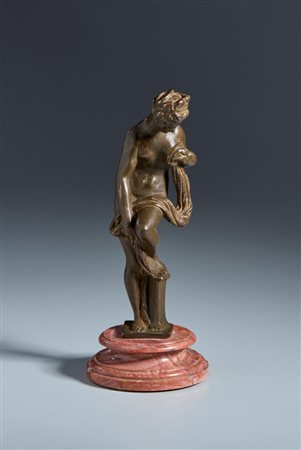  
Venere al bagno. Giambologna (Douai 1529 - Firenze 1608) Dal modello di. Bronzo patinato, possibilmente XVII secolo 
 cm 23 x 8 x 7
