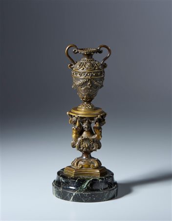  
Anfora sorretta da Nereidi (vaso nuziale?). Arte veneta, XVI-XVII secolo. Bronzo con patina rossiccia trasparente su tracce nere  
 cm 27 x 10 x 8 