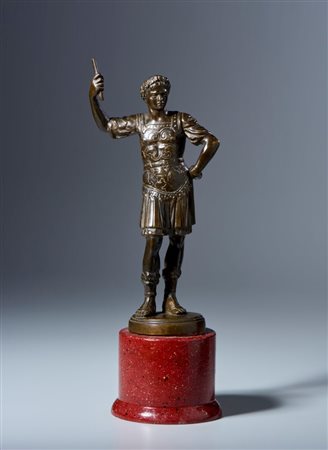  
Cesare in lorica. Arte veneta? XVI-XVII secolo. Bronzo patinato. Base in legno non coeva 
 Misure con base cm 36 x 14 x 8  Misure bronzo cm 30 x 15 x 8 