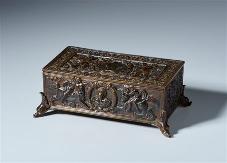  
Cassetta da scrittura. Severo Calzetta da Ravenna (Ravenna, 1465-1543) Bottega di. Bronzo, patina marrone rossiccia trasparente, tracce di patina nera. Difetti alle cerniere 
 cm 7,5 x 22 x 12,7