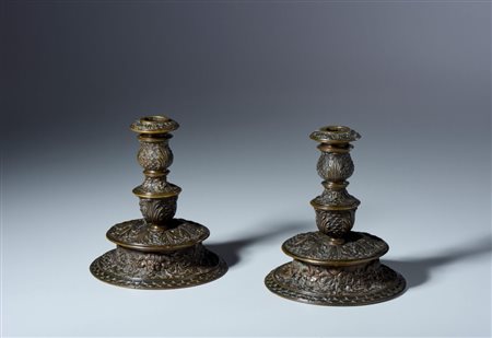  
Coppia di candelieri istoriati. Padova o Venezia, XVI-XVII secolo. Patina nera e bruna traslucida 
 cm 17,5 x 15,5 x 15,5