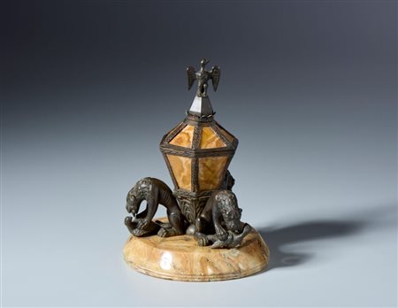  
Calamaio retto da leoni stilofori o contenitore per uso liturgico. XVI-XVII secolo. Bronzo patinato con tracce di doratura, onice 
 cm 22 x 15 x 15