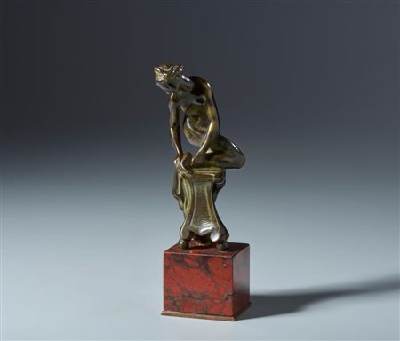  
Venere. Giambologna (Douai, 1529- Firenze,  1608) Dal modello di. Firenze, probabilmente XVII secolo. Bronzo patinato con tracce verdognole. Base in diaspro 
 Misure con base cm 16,5 x 5 x 5 Il bronzo cm 12,5 x 5 x 6 
