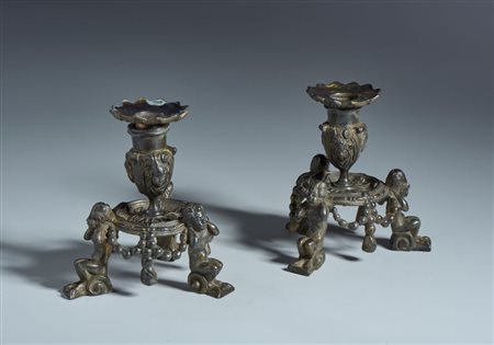 
Coppia di candelieri. Niccolò Roccatagliata (1560 - 1636 ) Scuola di. XVI-XVII sec. Bronzo patina nera  
 Ciascuno cm 14 x 14,5 x 12