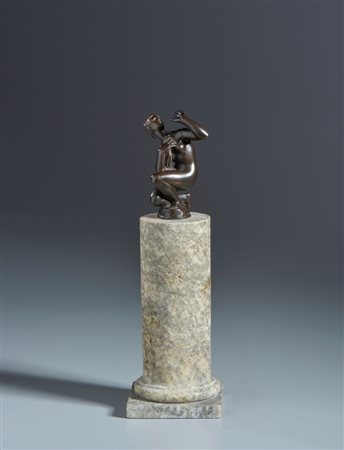  
Ninfa inginocchiata. Giambologna (Douai 1529, Firenze 1608) Dal modello di. Possibilmente XVII-XVIII secolo. Bronzo patinato 
 cm 10 x 7 x 5