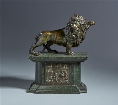  
Leone rampante. Arte fiorentina, XVI-XVII secolo. Bronzo, patina rossastra trasparente. Su basamento in marmo verde decorato da altorilievo raffigurante Ratto delle Sabine  
 cm 33,5 x 30 x 13,5 