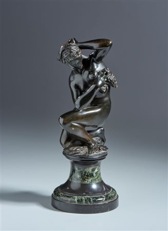  
Venere inginocchiata. Dal modello di Giambologna. Toscana, XVII-XVIII secolo. Bronzo patinato nero rossastro montato su antica base in marmi misti 
 Solo il bronzo cm 23 x 15 x 13 