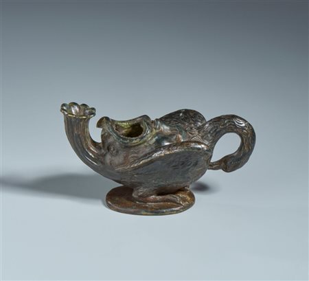  
Lucerna composita. Arte veneta, XVII secolo. Bronzo patina bituminosa 
 cm 8,5 x 16 x 8 