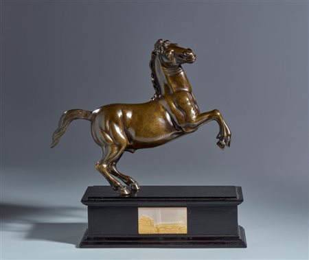  
Cavallo rampante. Francesco Fanelli (Firenze, 1577- Parigi? 1663) Ambito di. XVII-XVIII secolo. Bronzo con patina trasparente rossastra 
 cm  37 x 45 x 15