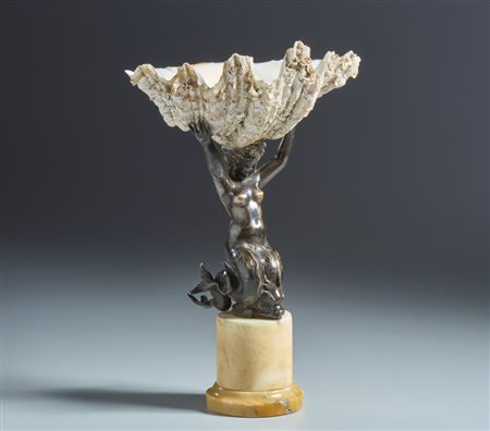 
Nereide con tridacna.  Bronzo argentato, Norimberga? Probabilmente XVI-XVII secolo  
 Complessivamente cm  27,5 x 20 x 13,5 Bronzo cm 15 x 11,5 x 8 Su base non coeva.