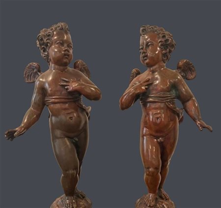  
Coppia di putti. Niccolò Roccatagliata (1560 - 1636 ) Scuola di. XVII secolo. Bronzo patina trasparente rossastra su tracce di patina nera  
 Altezza di ciascuno cm 43