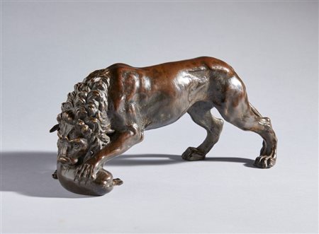  
Leone e gazzella. Barthelemy Prieur (Berzieux, 1536 circa- 1611), Bottega. XVII secolo  Bronzo con patina rossastra su tracce di patina nera. 
 cm 12 x 25,5 x 10