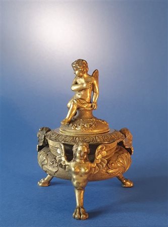  
Calamaio arpie. Bronzo dorato. Periodo Neoclassico. XVIII-XIX secolo. Grand Tour. 
 cm 15,5 x 11,5 x 12
