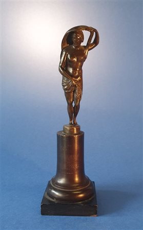  
Dea della Fortuna. Periodo Grand Tour, XVIII-XIX secolo.  Bronzo patinato nero. 
 Complessivamente cm 19