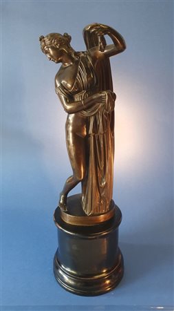  
Venere Callipigia. Dal modello archeologico. XVIII-XIX secolo.  Bronzo patinato nero. Lievi segni di consunzione. 
 cm 32x 10 x 9
