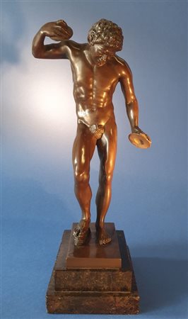  
Satiro danzante. Dal modello di Massimiliano Soldani Benzi ( Montevarchi, 1656-1740). Dall'antico, XVIII-XIX secolo. Bronzo con patina nocciola. 
 cm 28 x 17 x 10 