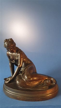  
Venere con la conchiglia. Da motivo archeologico. Bronzo patinato, XIX secolo. 
 cm 19 x 29 x 14 