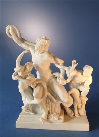  
Laocoonte. Dal modello archeologico. XIX secolo. Bisquit. 
 cm 23 x 18 x 9