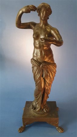  
Venere al bagno. Napoli, Fonderia Chiurazzi.  XIX secolo. Bronzo con patina archeologica. 
 cm 50 x 19 x 16
